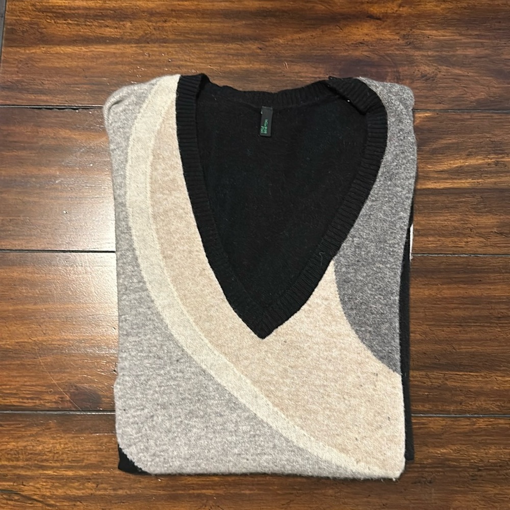 United colors of Benetton/ black and gray sweater. Size M